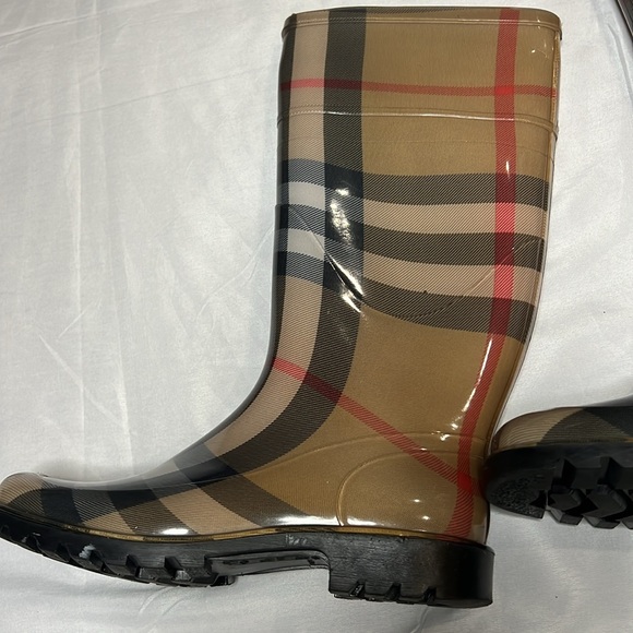 BURBERRY Rain Boots | Size 37 - Picture 11 of 15